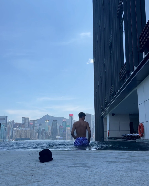 Tom Daley快閃香港24小時 桑拿室派福利照！僅包一條毛巾大騷腹肌 