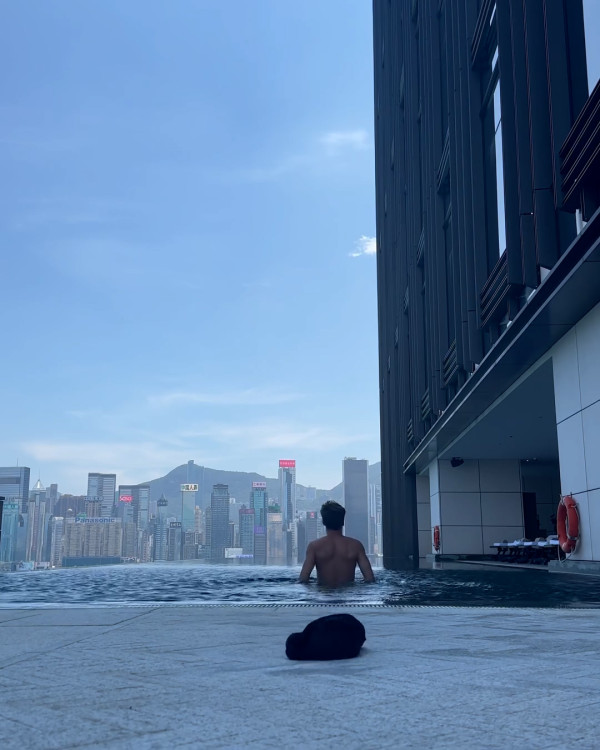 Tom Daley快閃香港24小時 桑拿室派福利照！僅包一條毛巾大騷腹肌 