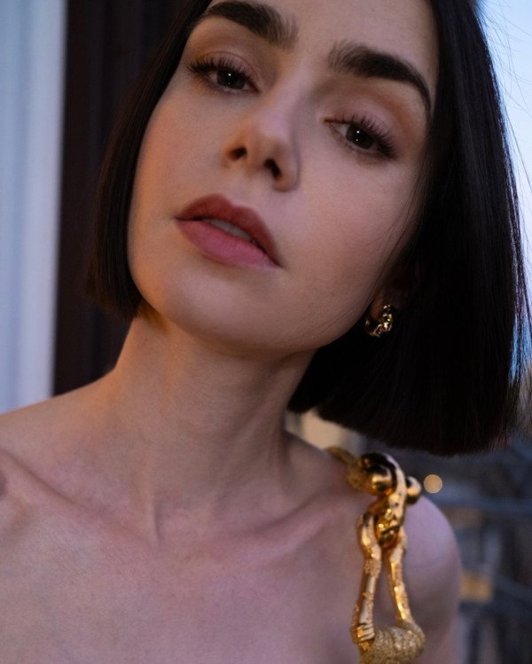 Lily Collins性感金裙現身首映禮！粉絲卻指顏值崩壞？ 