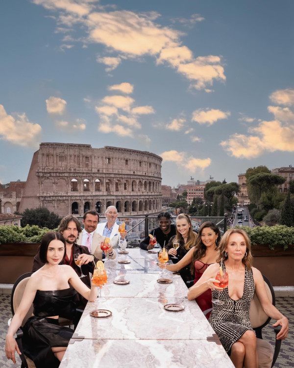 Lily Collins性感金裙現身首映禮！粉絲卻指顏值崩壞？ 