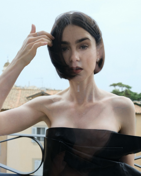 Lily Collins性感金裙現身首映禮！粉絲卻指顏值崩壞？ 