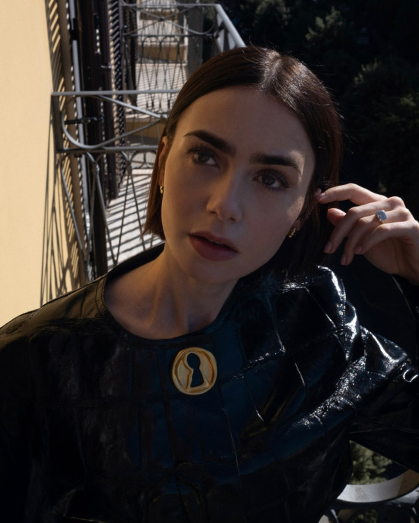 Lily Collins性感金裙現身首映禮！粉絲卻指顏值崩壞？ 