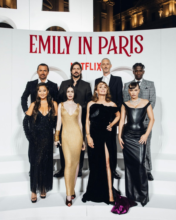 Lily Collins性感金裙現身首映禮！粉絲卻指顏值崩壞？ 