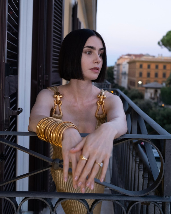 Lily Collins性感金裙現身首映禮！粉絲卻指顏值崩壞？ 