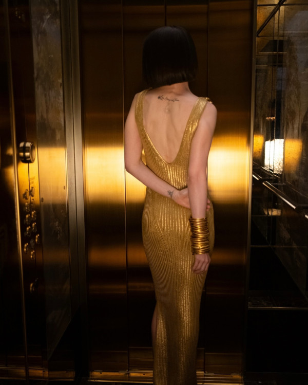 Lily Collins性感金裙現身首映禮！粉絲卻指顏值崩壞？ 