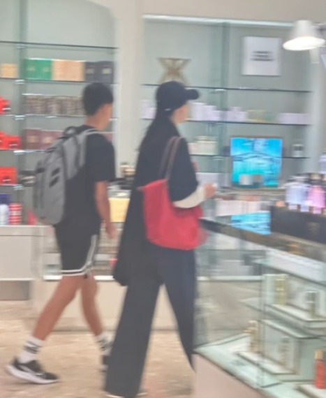 梁洛施與大仔低調現身美國？ 疑似囝囝近照曝光 身高直逼媽咪！ 