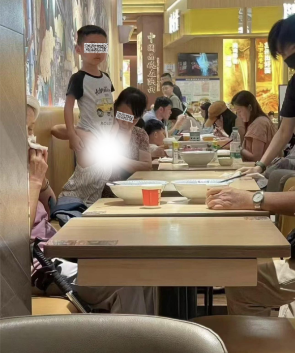 男童餐廳屙尿震撼眼球！盤點內地餐飲8大奇人奇事：海底撈藥丸飲料、cafe愛撫、酒樓MMA...