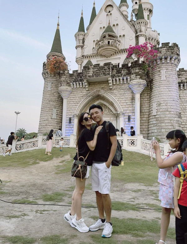 張頴康麥雅緻婚後第一次歐遊 廿四孝爸爸用呢個方式「掛」住愛女 