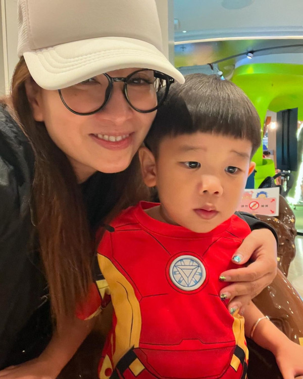 張頴康麥雅緻婚後第一次歐遊 廿四孝爸爸用呢個方式「掛」住愛女 