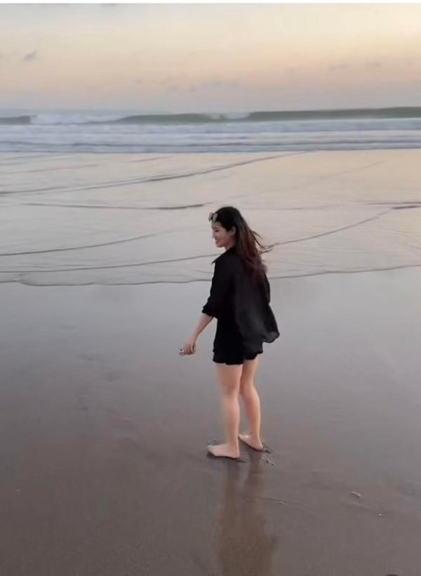 TVB小花比堅尼上陣沙灘騎馬奔馳 被指「腰長腳短」高EQ回應