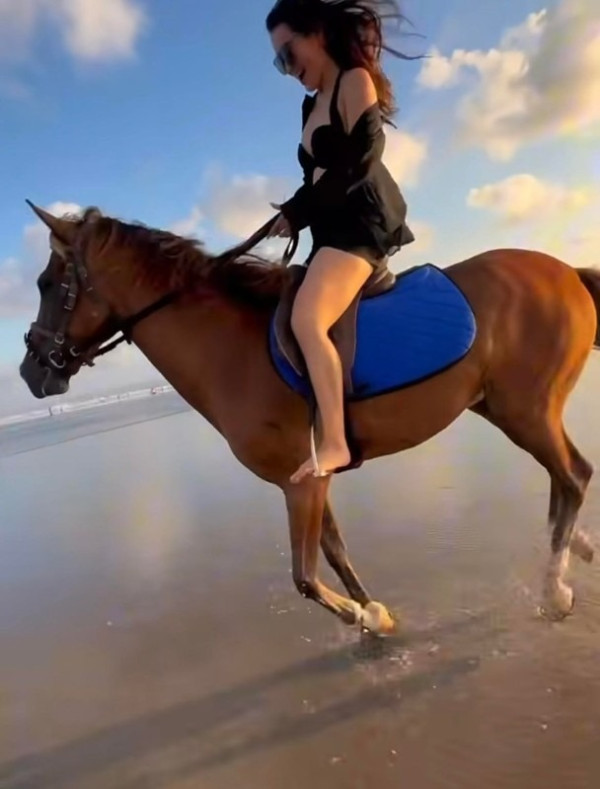 TVB小花比堅尼上陣沙灘騎馬奔馳 被指「腰長腳短」高EQ回應