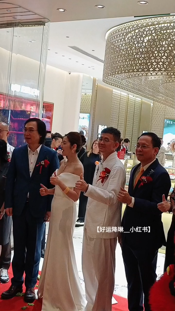 43歲陳自瑤最新超近鏡生圖!網民感嘆顯歲月痕跡氣質搭救!