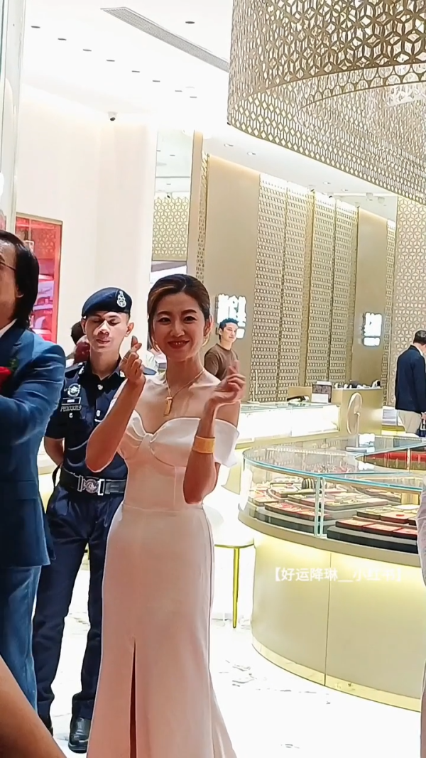 43歲陳自瑤最新超近鏡生圖!網民感嘆顯歲月痕跡氣質搭救!