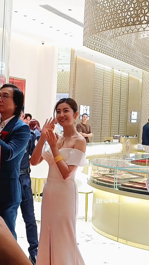 43歲陳自瑤最新超近鏡生圖!網民感嘆顯歲月痕跡氣質搭救!