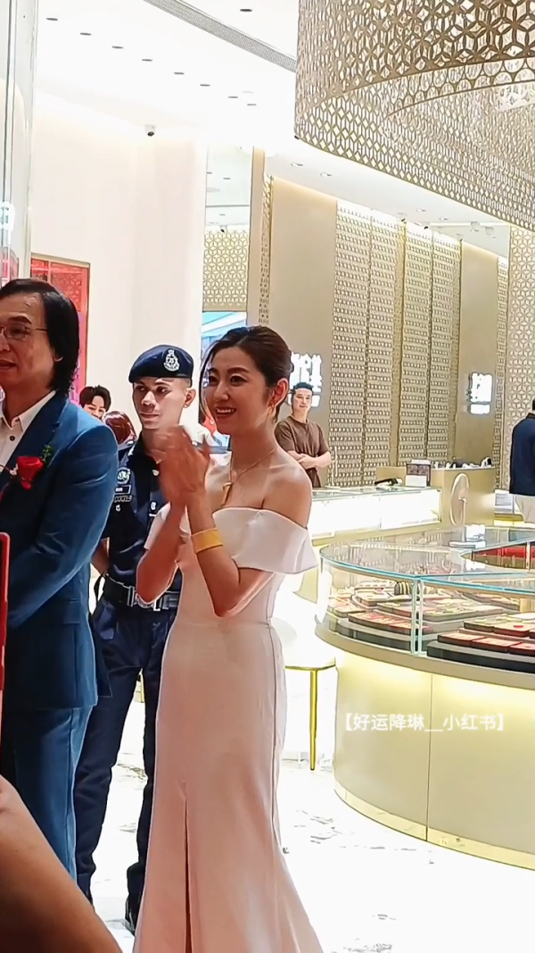 43歲陳自瑤最新超近鏡生圖!網民感嘆顯歲月痕跡氣質搭救!