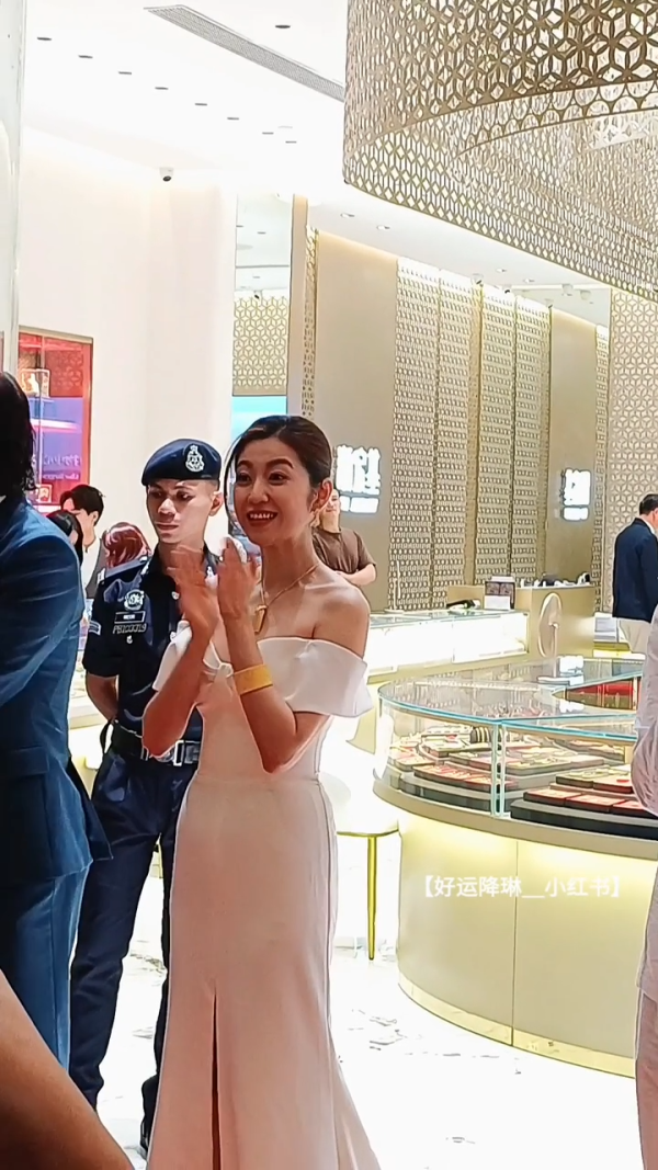 43歲陳自瑤最新超近鏡生圖!網民感嘆顯歲月痕跡氣質搭救!