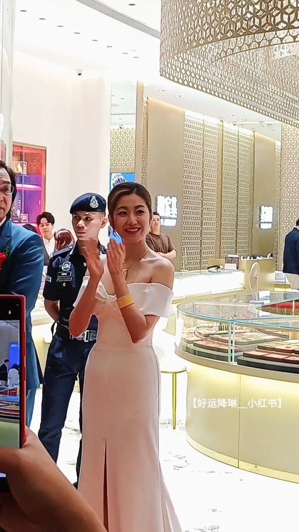 43歲陳自瑤最新超近鏡生圖!網民感嘆顯歲月痕跡氣質搭救!