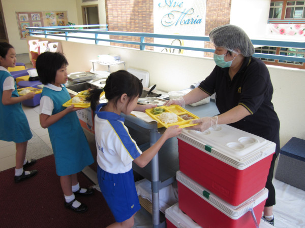 港人回顧16年前小學午膳飯餐！陽光一代變集體回憶：A餐通常最難食？