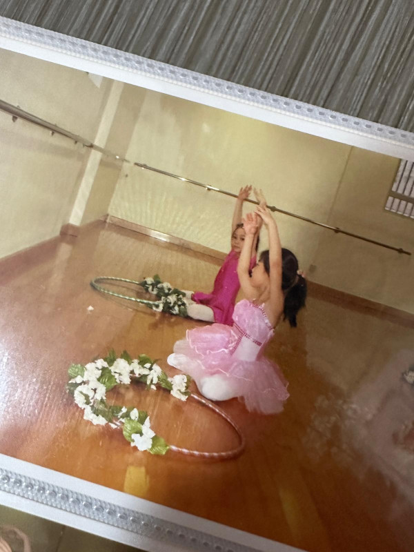 應屆港姐冠軍倪樂琳現身廣州獲讚親民 俯身為粉絲簽名 意外曬深長事業線！ 