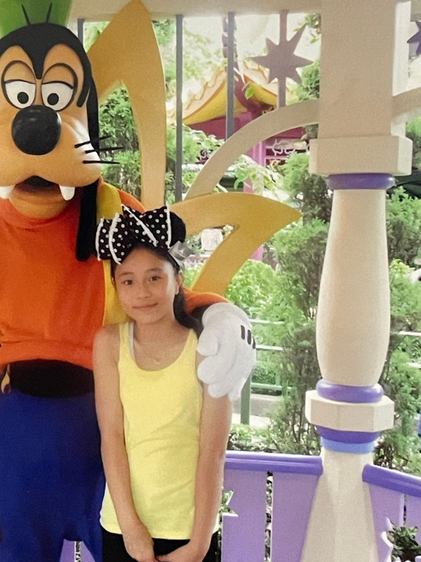 應屆港姐冠軍倪樂琳現身廣州獲讚親民 俯身為粉絲簽名 意外曬深長事業線！ 