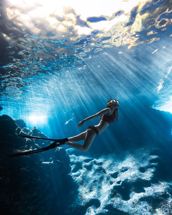 TVB小花遊東京哈利波特影城 巫師長袍擋不住白滑美腿 獲網友封「美魔女」 