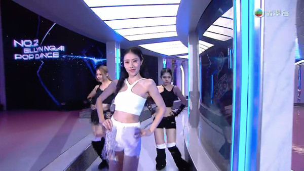 應屆港姐冠軍倪樂琳現身廣州獲讚親民 俯身為粉絲簽名 意外曬深長事業線！ 