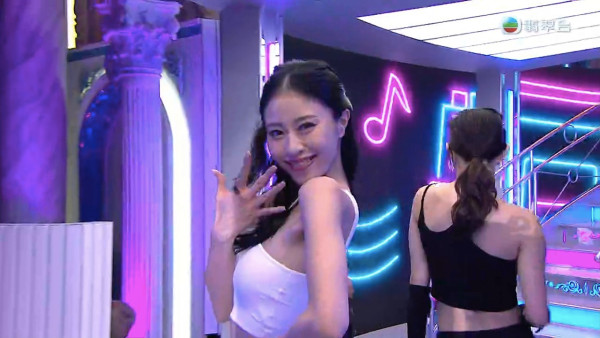 應屆港姐冠軍倪樂琳現身廣州獲讚親民 俯身為粉絲簽名 意外曬深長事業線！ 