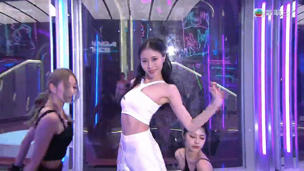 應屆港姐冠軍倪樂琳現身廣州獲讚親民 俯身為粉絲簽名 意外曬深長事業線！ 