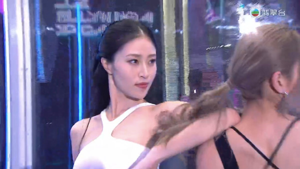 應屆港姐冠軍倪樂琳現身廣州獲讚親民 俯身為粉絲簽名 意外曬深長事業線！ 