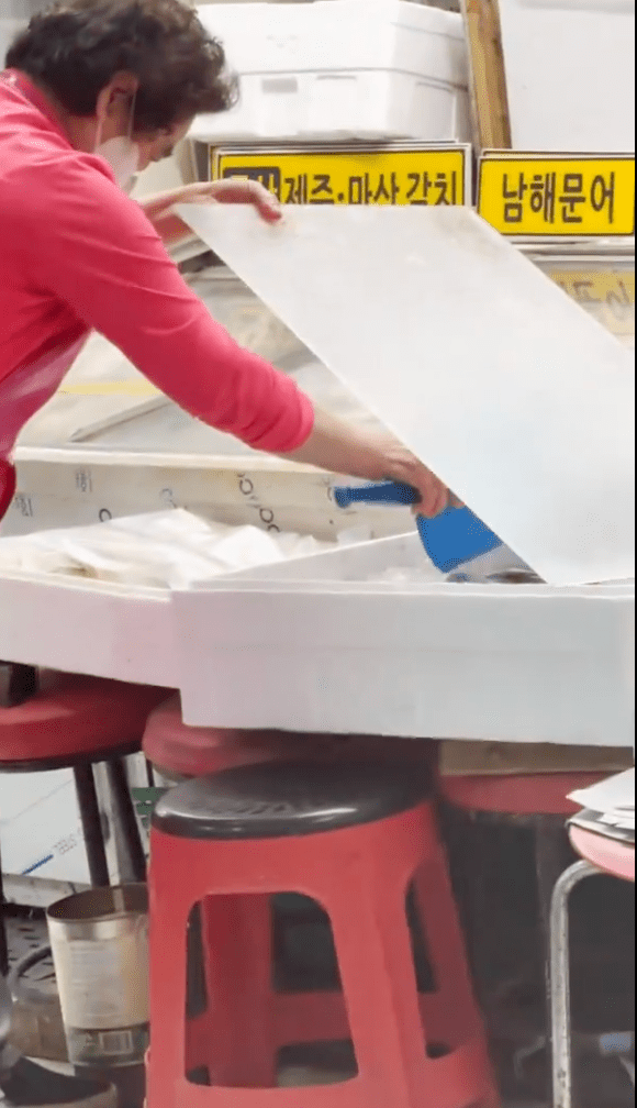 韓國著名夜市魚檔回收冰粒 噁心重用 處理手法令人憤怒！ 