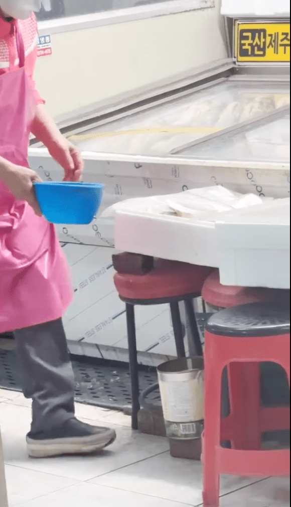韓國著名夜市魚檔回收冰粒 噁心重用 處理手法令人憤怒！ 