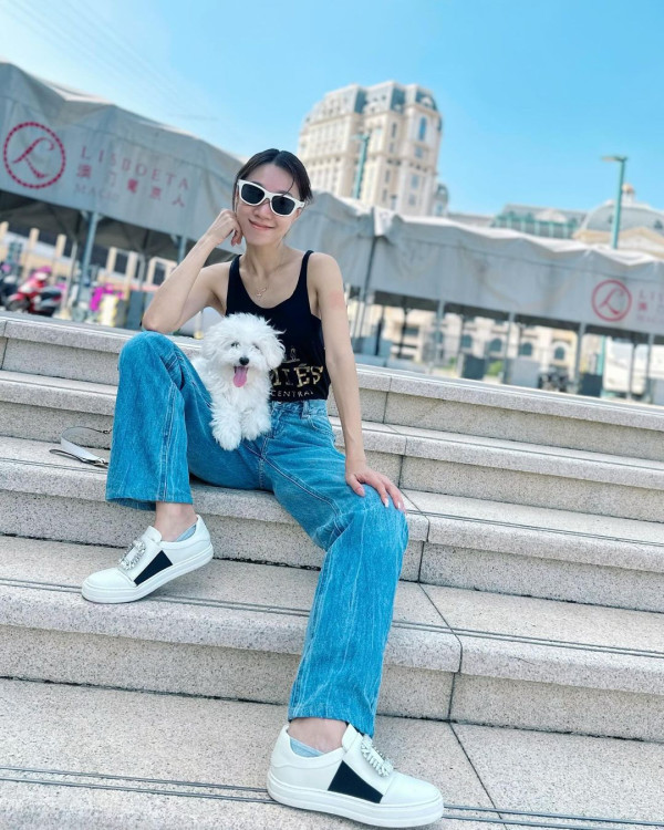 黃心妙出門唔記得帶證件原車折返 曬性感照兼送誘人肉嘴耍冧 