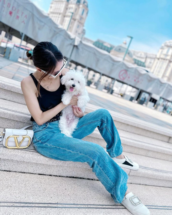 黃心妙出門唔記得帶證件原車折返 曬性感照兼送誘人肉嘴耍冧 