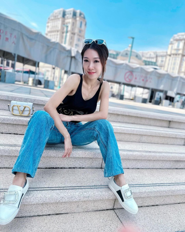 黃心妙出門唔記得帶證件原車折返 曬性感照兼送誘人肉嘴耍冧 