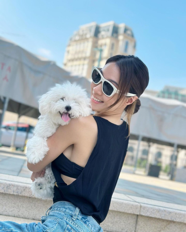 黃心妙出門唔記得帶證件原車折返 曬性感照兼送誘人肉嘴耍冧 