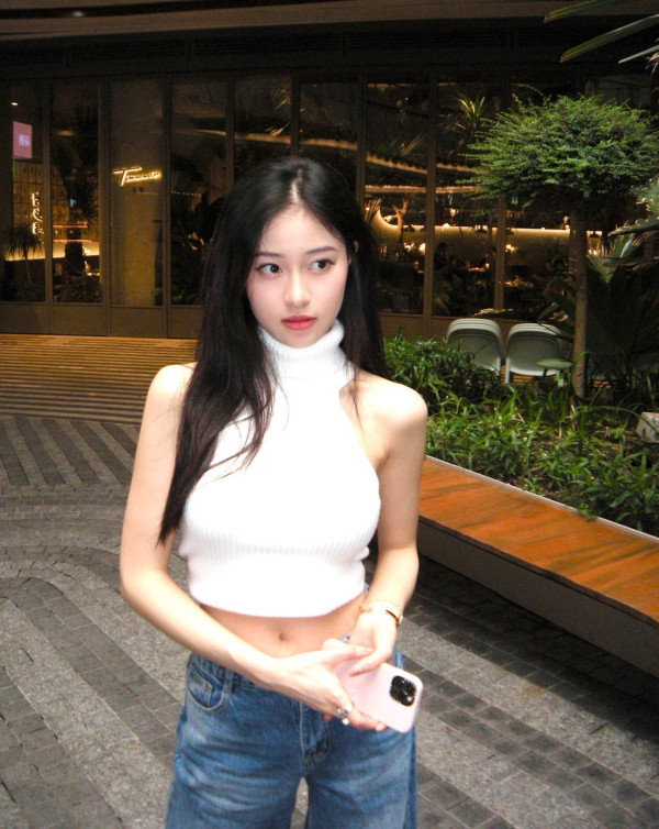 應屆港姐冠軍倪樂琳現身廣州獲讚親民 俯身為粉絲簽名 意外曬深長事業線！ 