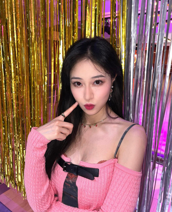 應屆港姐冠軍倪樂琳現身廣州獲讚親民 俯身為粉絲簽名 意外曬深長事業線！ 