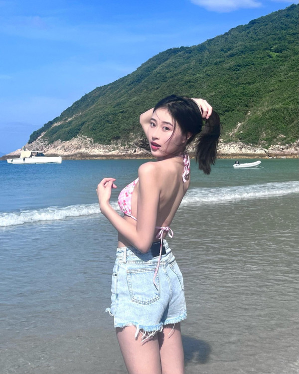 應屆港姐冠軍倪樂琳現身廣州獲讚親民 俯身為粉絲簽名 意外曬深長事業線！ 