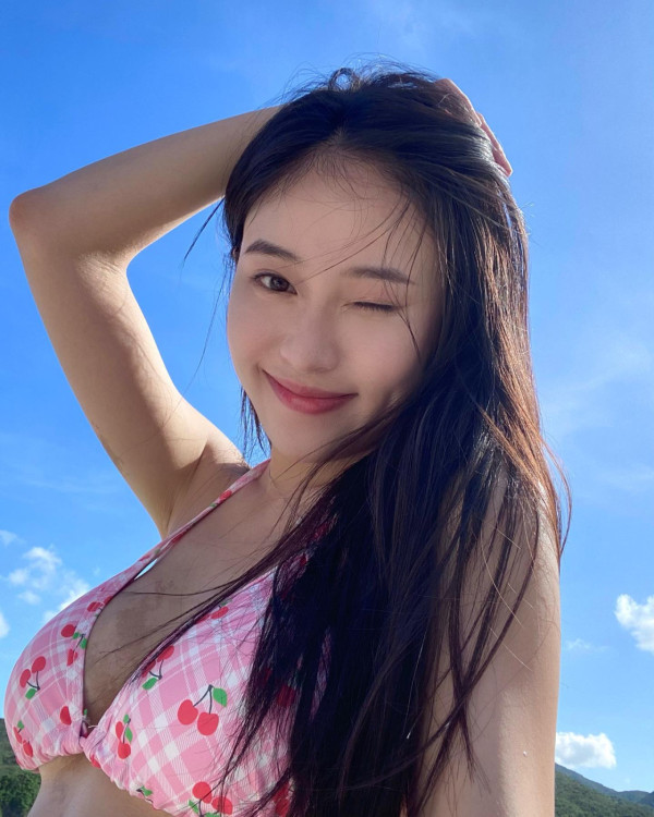 應屆港姐冠軍倪樂琳現身廣州獲讚親民 俯身為粉絲簽名 意外曬深長事業線！ 