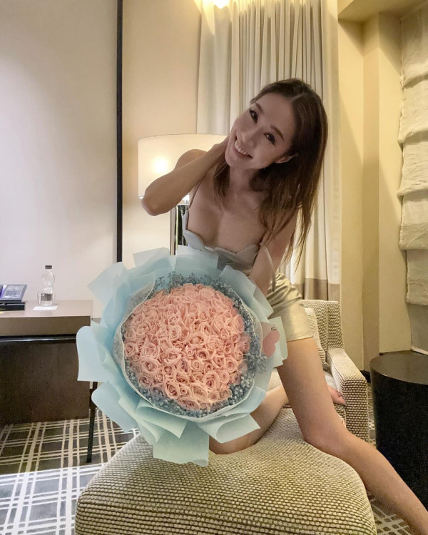 黃心妙出門唔記得帶證件原車折返 曬性感照兼送誘人肉嘴耍冧 