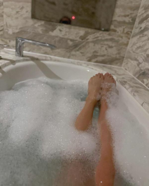 黃心妙出門唔記得帶證件原車折返 曬性感照兼送誘人肉嘴耍冧 