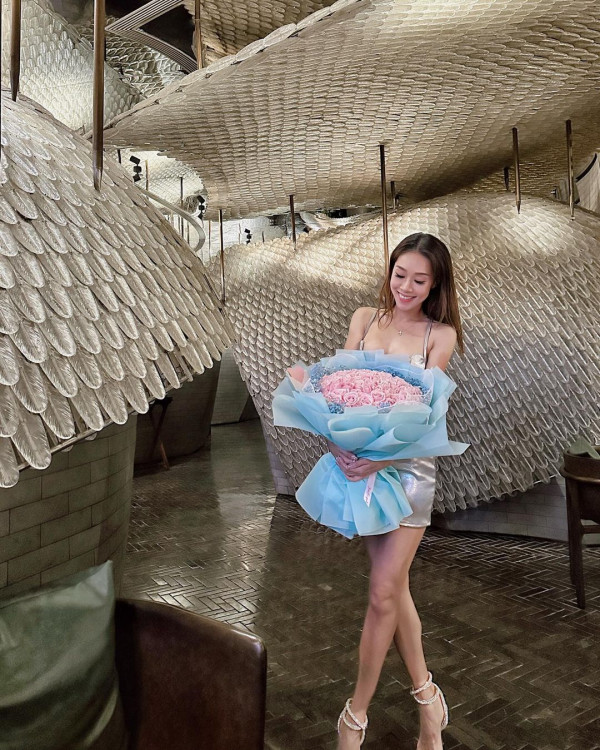 黃心妙出門唔記得帶證件原車折返 曬性感照兼送誘人肉嘴耍冧 