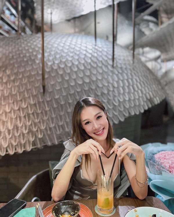 黃心妙出門唔記得帶證件原車折返 曬性感照兼送誘人肉嘴耍冧 