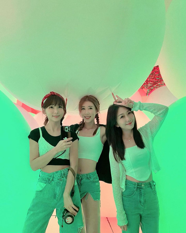 簡淑兒性感現身泰國音樂節 罕曬深長事業線 力撼咪神陳婉衡！ 