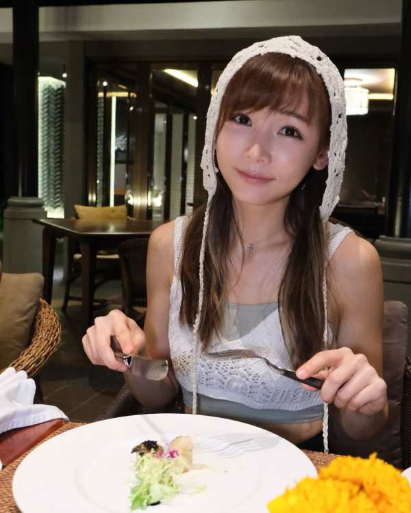 「腰果眼女神」峇里曬火辣泳衣相 好姊妹隔空鬥騷身材 吸睛度爆燈 