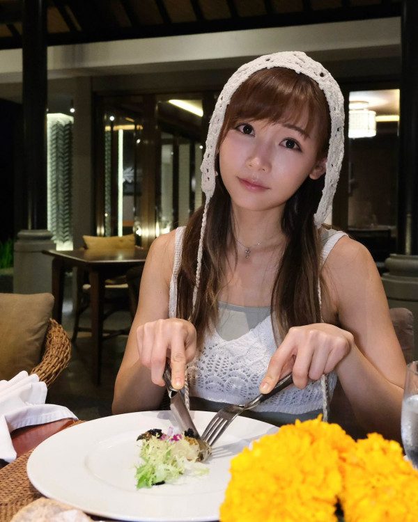 「腰果眼女神」峇里曬火辣泳衣相 好姊妹隔空鬥騷身材 吸睛度爆燈 