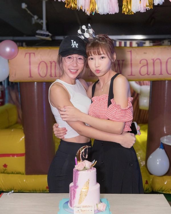 簡淑兒性感現身泰國音樂節 罕曬深長事業線 力撼咪神陳婉衡！ 