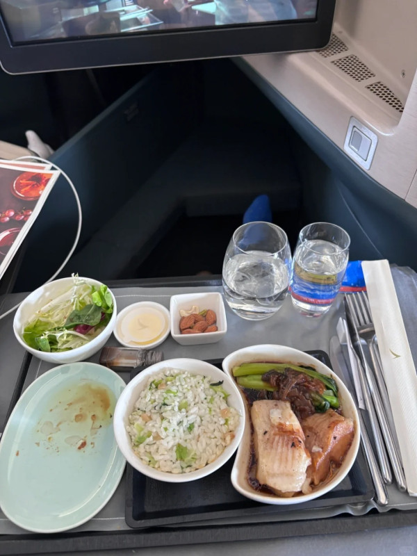 39歲歌手飛機上幫網民搬行李 事主秒被圈粉:佢真人好靚仔!