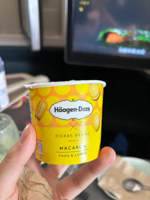 39歲歌手飛機上幫網民搬行李 事主秒被圈粉:佢真人好靚仔!