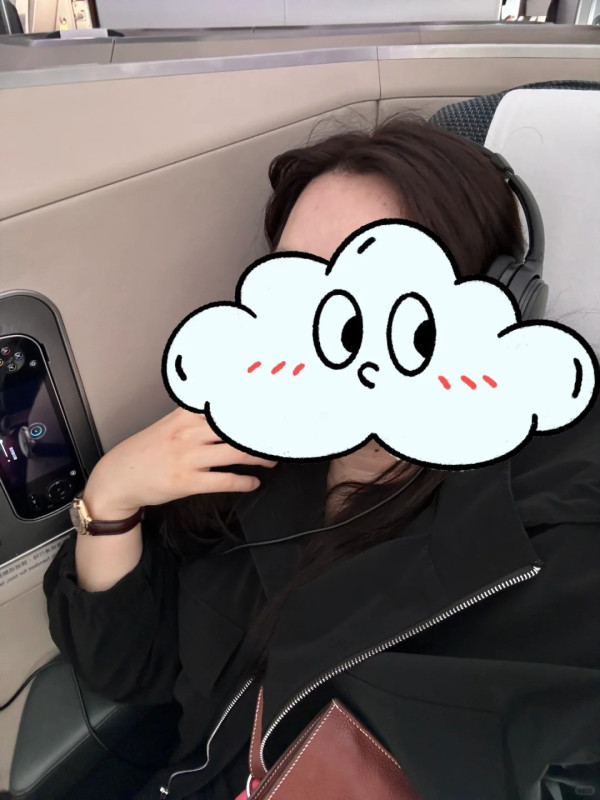 39歲歌手飛機上幫網民搬行李 事主秒被圈粉:佢真人好靚仔!